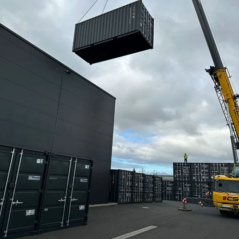 20-Fuß-Container wird per Ladekran abgesetzt
