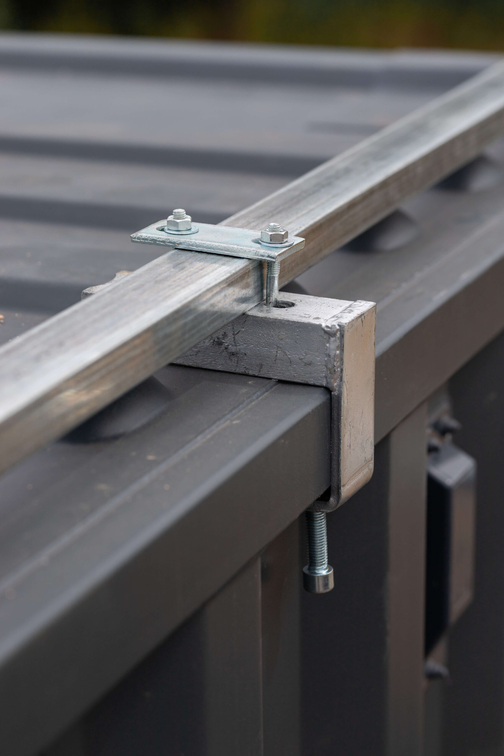 Container wird auf dem Gelände aufgestellt