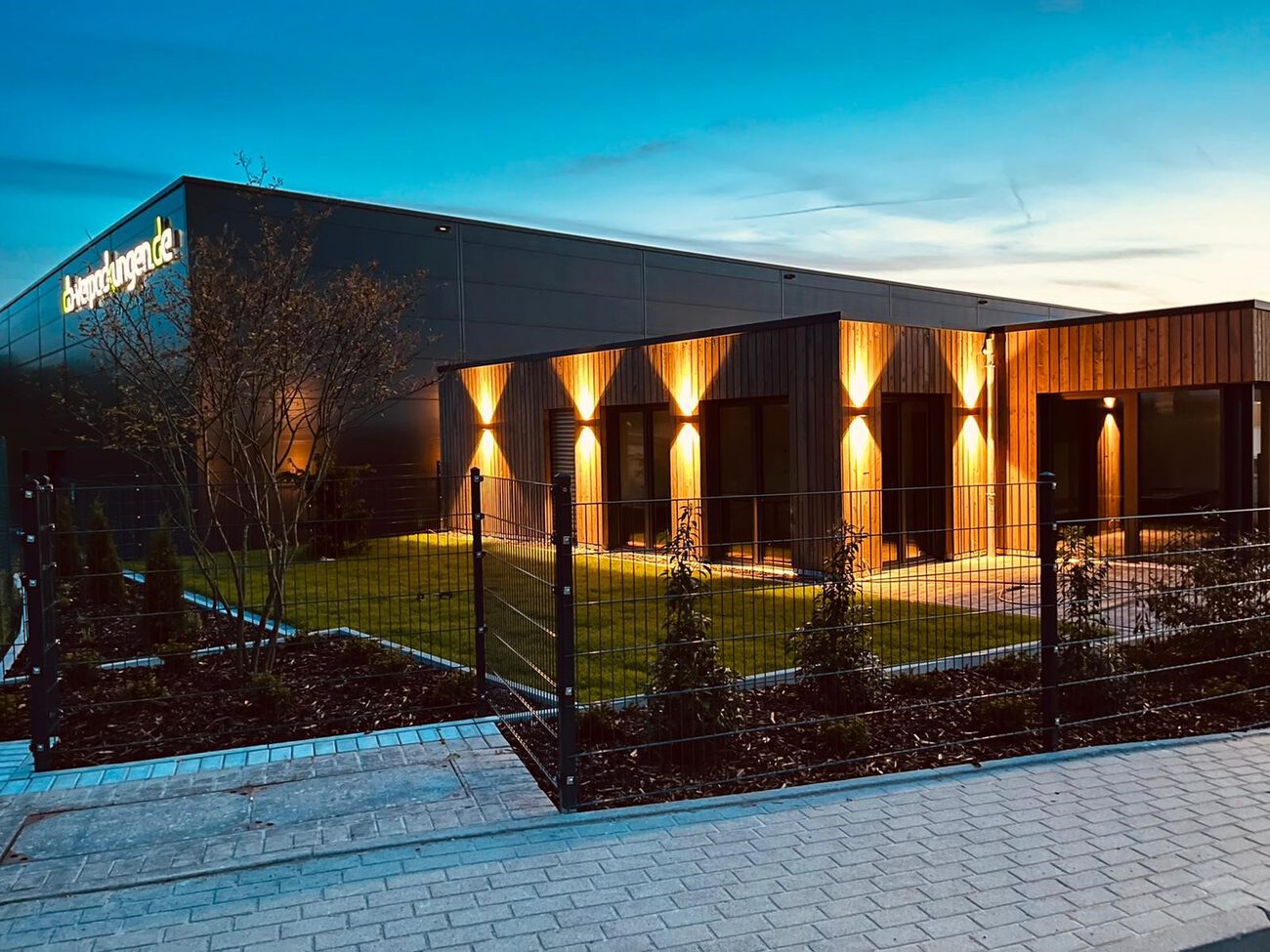 Fertiggestelltes Containergebäude mit Holzfassade