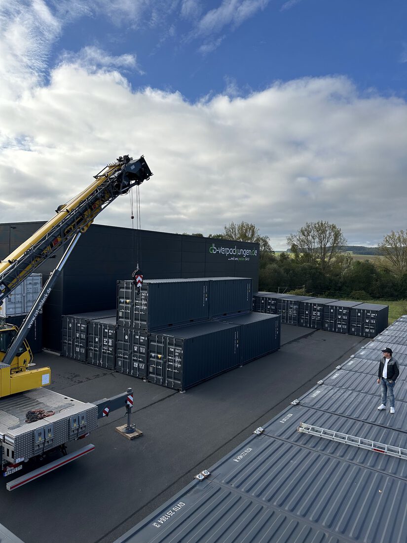 Container wird an den Aufstellort angeliefert